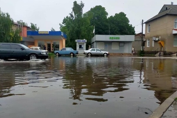 С зонтом в маршрутке и потоп в отделении полиции: что натворила непогода в Одессе фото