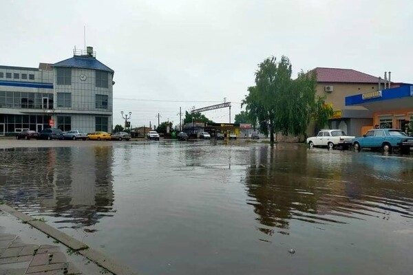 С зонтом в маршрутке и потоп в отделении полиции: что натворила непогода в Одессе фото 1