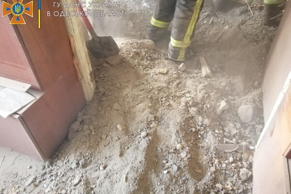 В жилой квартире на Молдаванке рухнул потолок: есть погибшие фото 2