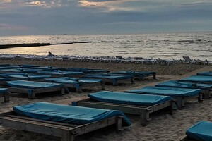 Хорошие новости: в Аркадии освободили часть пляжа от платных топчанов фото