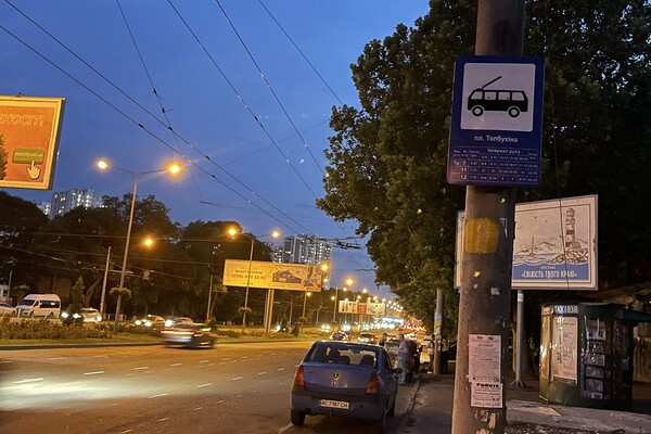 Одесситы начали парковаться на велополосе: какой штраф они заплатят фото 1
