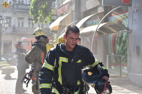 Прямо за Оперный театром: в центре Одессы загорелась квартира (обновлено) фото