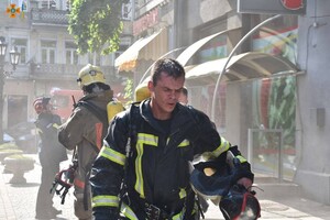 Прямо за Оперный театром: в центре Одессы загорелась квартира (обновлено) фото