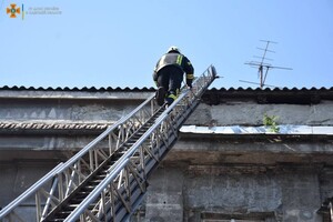 Прямо за Оперный театром: в центре Одессы загорелась квартира (обновлено) фото 2