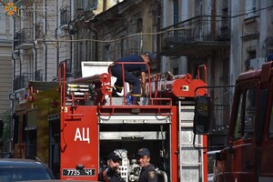 Прямо за Оперный театром: в центре Одессы загорелась квартира (обновлено) фото 4