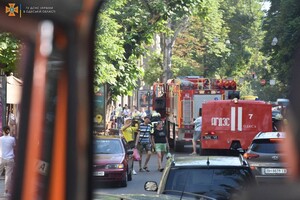 Прямо за Оперный театром: в центре Одессы загорелась квартира (обновлено) фото 5