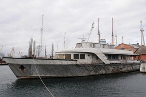 Пять лет под водой: в Одесском порту подняли со дна &quot;катер Брежнева&quot; фото
