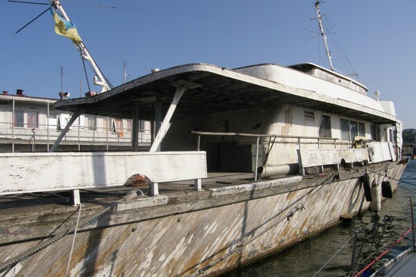 Пять лет под водой: в Одесском порту подняли со дна &quot;катер Брежнева&quot; фото 4