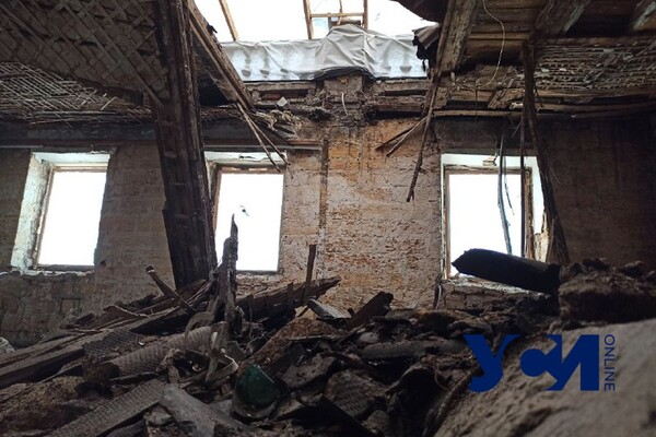 Не выдержал полгода без крыши: в одесском доме Либмана обвалился чердак фото 3