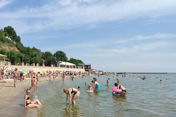 Несмотря на водоросли и мусор: пляжи Одессы заполнили толпы отдыхающих фото