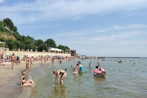 Несмотря на водоросли и мусор: пляжи Одессы заполнили толпы отдыхающих фото