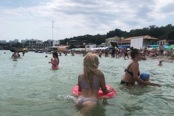 Несмотря на водоросли и мусор: пляжи Одессы заполнили толпы отдыхающих фото 1