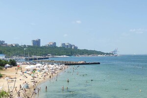 Несмотря на водоросли и мусор: пляжи Одессы заполнили толпы отдыхающих фото 3