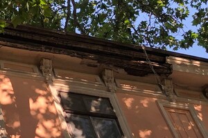 В центре Одессы обвалился фасад здания: балки и валуны засыпали тротуар фото 2