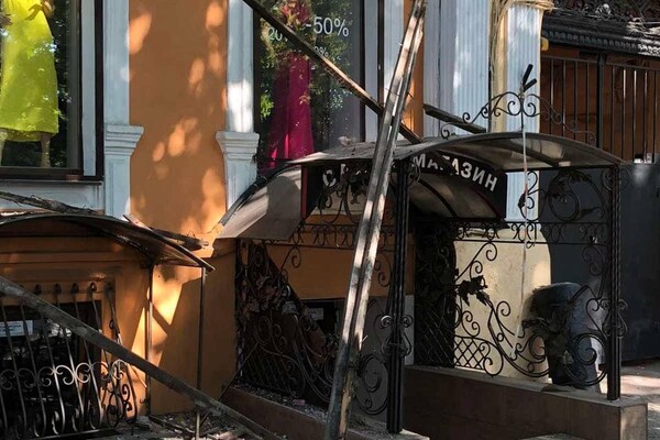 В центре Одессы обвалился фасад здания: балки и валуны засыпали тротуар фото 4