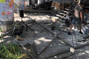 В центре Одессы обвалился фасад здания: балки и валуны засыпали тротуар фото 5