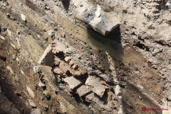 На Приморском бульваре ведут раскопки: уже нашли несколько тысяч артефактов фото