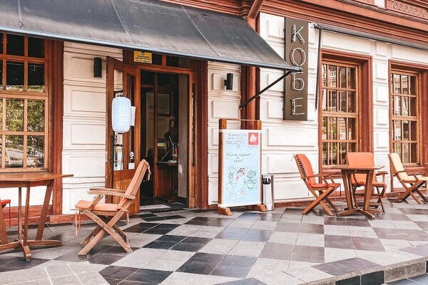 Никого не волнует: в центре Одессы ресторан не оставил места для пешеходов фото 1