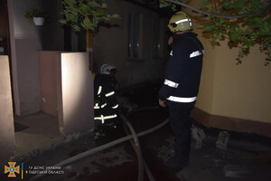 Случайно подожгли: в центре Одессы тушили подвал жилого дома фото