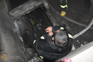 Случайно подожгли: в центре Одессы тушили подвал жилого дома фото 2