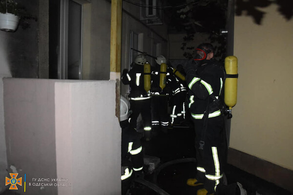 Случайно подожгли: в центре Одессы тушили подвал жилого дома фото 3