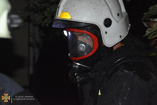 Случайно подожгли: в центре Одессы тушили подвал жилого дома фото 5