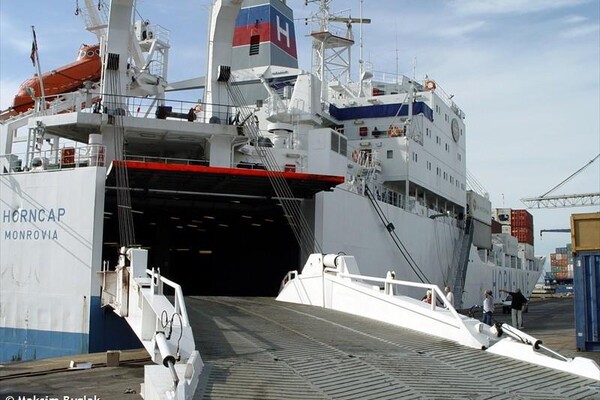 В Аденском заливе застряло судно с одесситами: один из моряков умер фото 4