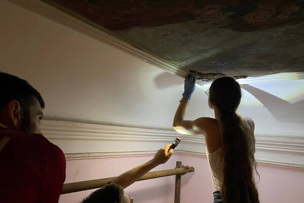 В Одессе сняли с потолка 120-летнюю картину: что с ней сделают фото