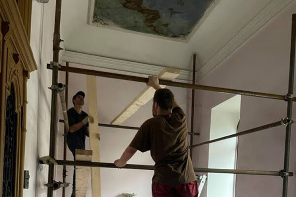 В Одессе сняли с потолка 120-летнюю картину: что с ней сделают фото 2