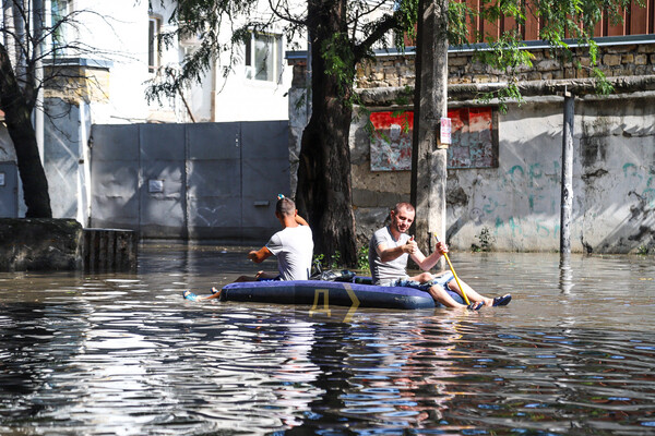 Затонувший КамАЗ и толпы на остановках: последствия ночного урагана в Одессе (обновлется) фото 6