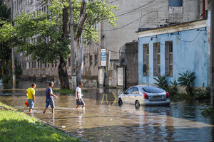 Затонувший КамАЗ и толпы на остановках: последствия ночного урагана в Одессе (обновлется) фото 8