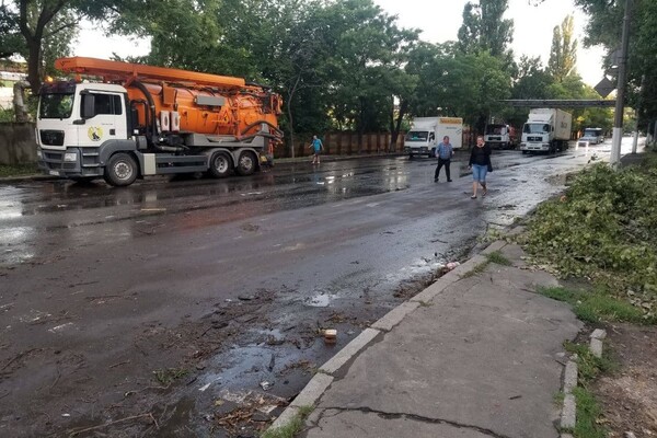 Какая обстановка на дорогах: в Одессе остаются затопленными некоторые улицы фото