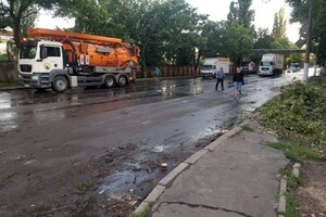 Какая обстановка на дорогах: в Одессе остаются затопленными некоторые улицы фото