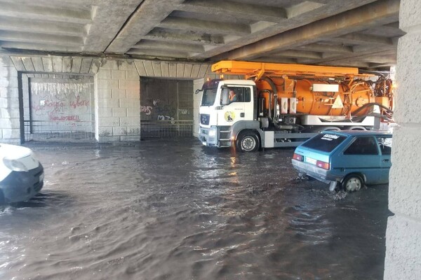 Какая обстановка на дорогах: в Одессе остаются затопленными некоторые улицы фото 2