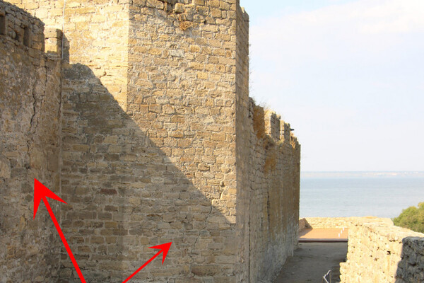 Гуляют туристы: башня Аккерманской крепости может рухнуть в любой момент фото 3