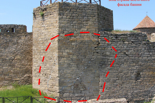 Гуляют туристы: башня Аккерманской крепости может рухнуть в любой момент фото 6