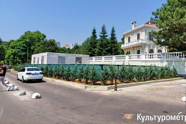 В Одессе богач перекрыл тротуар своим владением: идти нужно по дороге  фото