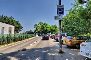 В Одессе богач перекрыл тротуар своим владением: идти нужно по дороге  фото 2