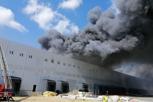 Под Одессой произошел масштабный пожар: горят склады (обновлено) фото 3