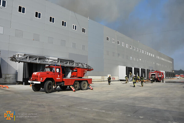 Было много дыма: спасатели рассказали подробности пожара на складах в Нерубайском  фото