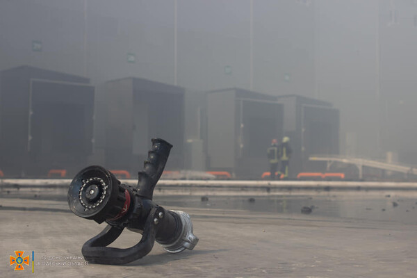 Было много дыма: спасатели рассказали подробности пожара на складах в Нерубайском  фото 1