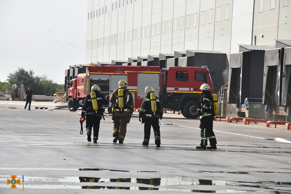 Было много дыма: спасатели рассказали подробности пожара на складах в Нерубайском  фото 2