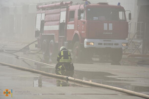 Было много дыма: спасатели рассказали подробности пожара на складах в Нерубайском  фото 3