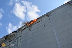 Было много дыма: спасатели рассказали подробности пожара на складах в Нерубайском  фото 4