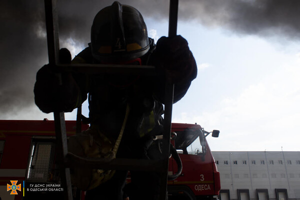 Было много дыма: спасатели рассказали подробности пожара на складах в Нерубайском  фото 5