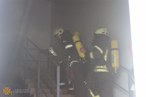 Было много дыма: спасатели рассказали подробности пожара на складах в Нерубайском  фото 6