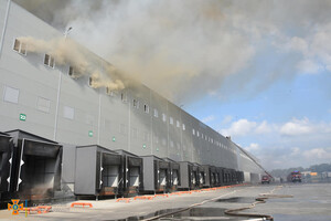 Было много дыма: спасатели рассказали подробности пожара на складах в Нерубайском  фото 7
