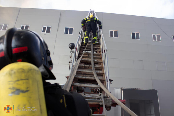 Было много дыма: спасатели рассказали подробности пожара на складах в Нерубайском  фото 8