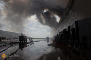 Было много дыма: спасатели рассказали подробности пожара на складах в Нерубайском  фото 9