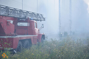 Было много дыма: спасатели рассказали подробности пожара на складах в Нерубайском  фото 11
